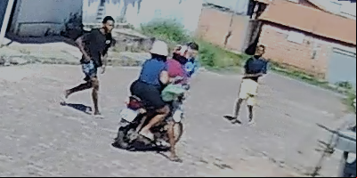 Câmera flagra casal sendo assaltado; suspeitos são presos